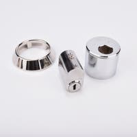 Låssats i krom med cylinder och tre runda täckhylsor.