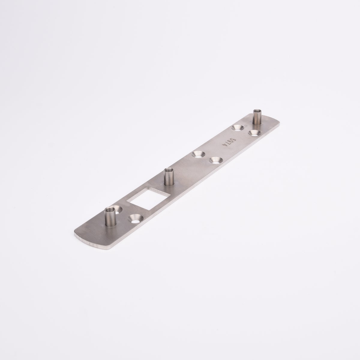 Lång rektangulär metallplatta med tre cylindriska stift, fyrkantig öppning.