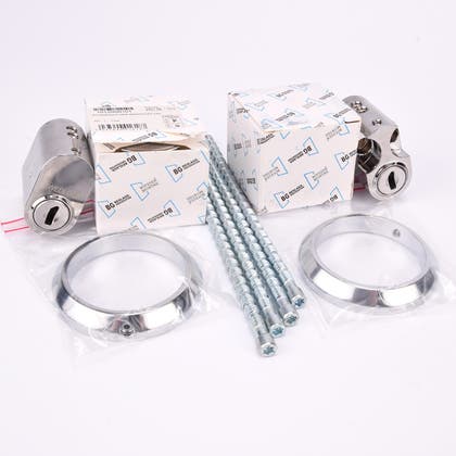 Två cylindriska lås, två metallringar, fyra långa skruvar, allt i silverfärgad metall.