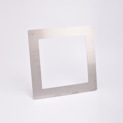 Kvadratisk monteringsram i metall.