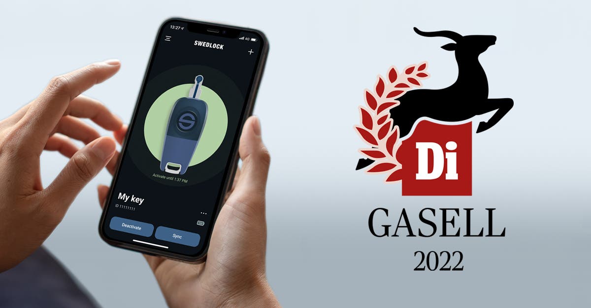 Två händer som håller en mobiltelefon där skärmen visar en Swedlock nyckel. Bredvid är en röd svart logga med en gasell med texten "Di Gasell 2022"