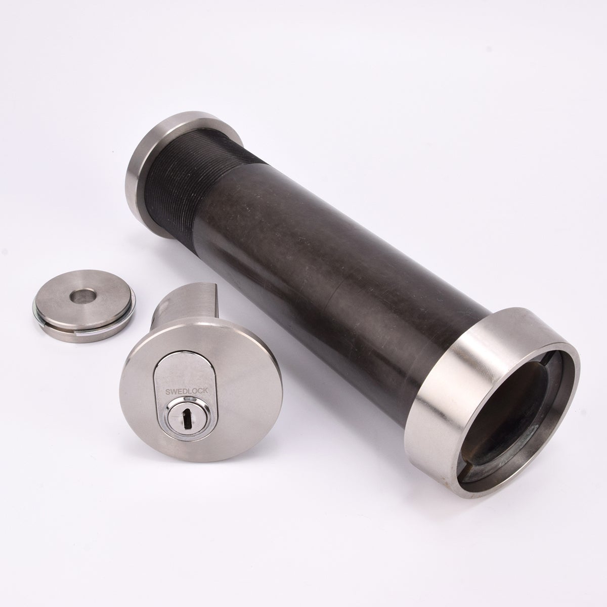Cylindrisk nyckelfacksrör med svart kropp och silverfärgade ändar, samt ett runt lås och en rund bricka.