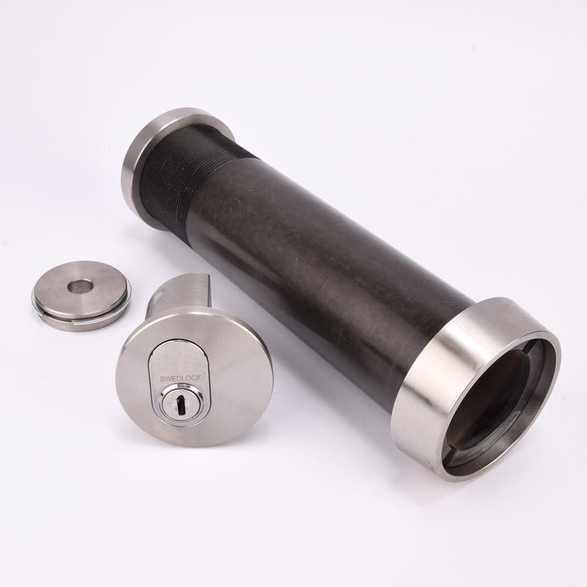 Cylindrisk nyckelfacksrör med svart kropp och silverfärgade ändar, samt ett runt lås och en rund bricka.