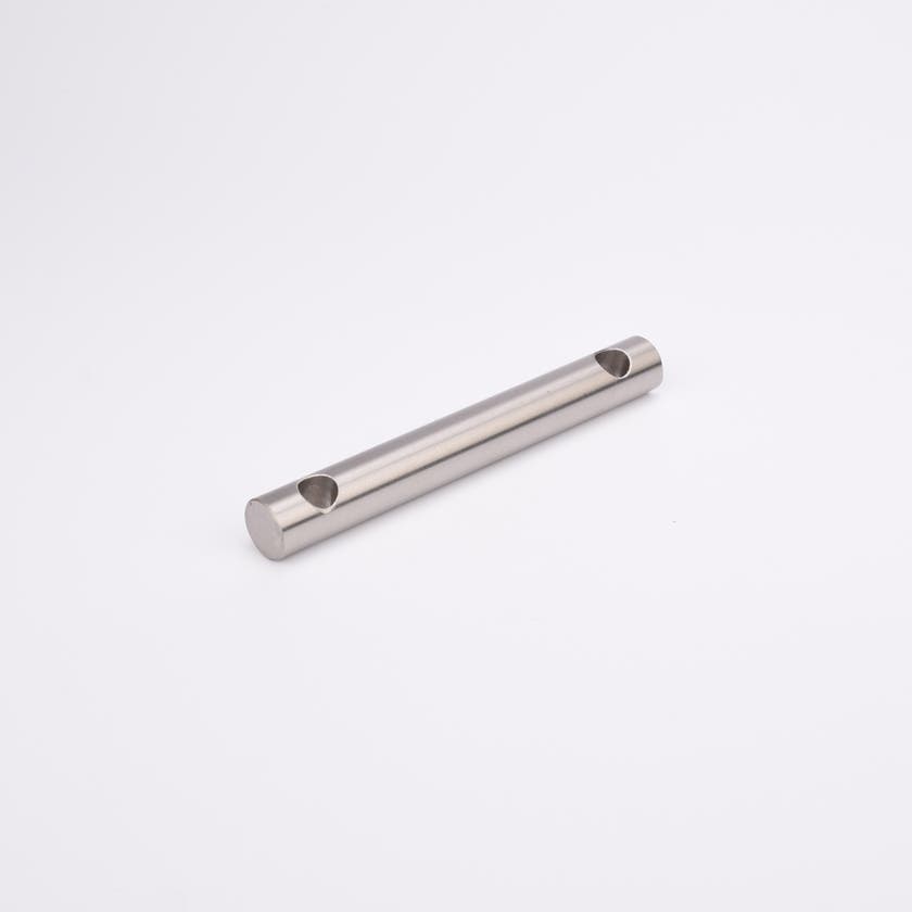 Cylindrisk metallstav med två jämnt fördelade hål.