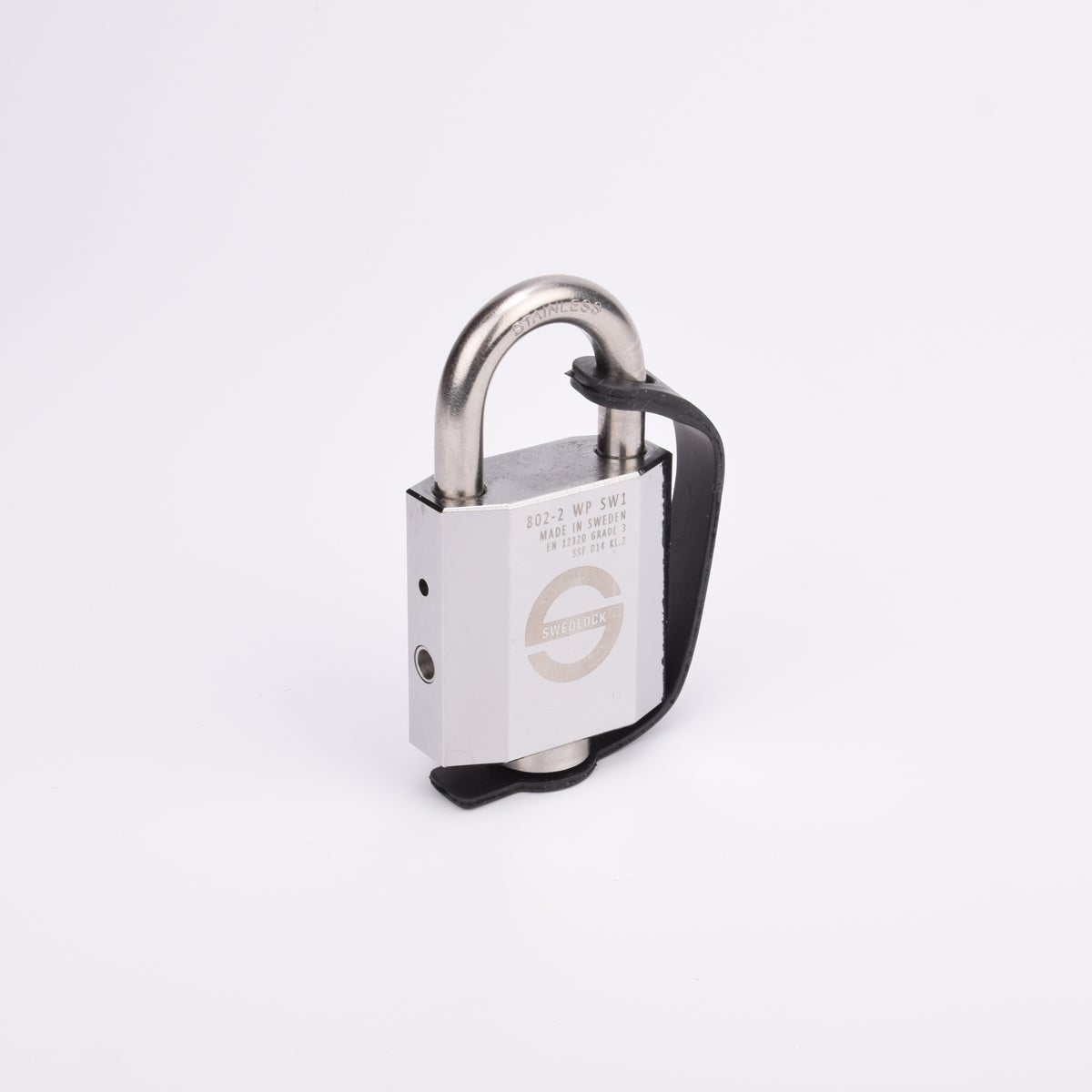 Silverfärgat hänglås med rektangulär kropp och rund bygel. En svart gummirem är fäst från hänglåsets nedre del till bygeln.