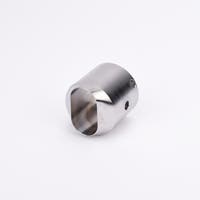 Metallcylinder med oval öppning, två synliga skruvar och ett hål på sidan, med polerad yta.