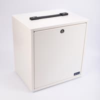 Vitt rektangulärt medicinskåp i metall med lås framtill, samt svart handtag på ovansidan.