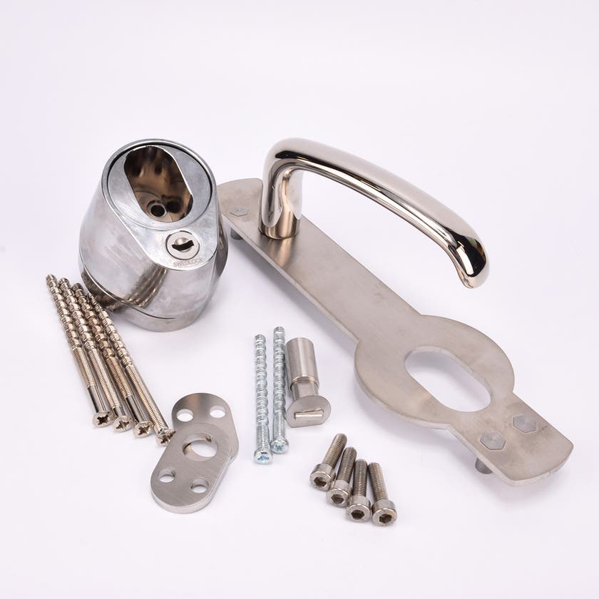 Ett dörrhandtag i metall fäst på en rektangulär metallplatta med tillhörande låscylinder och flera olika skruvar och beslag.