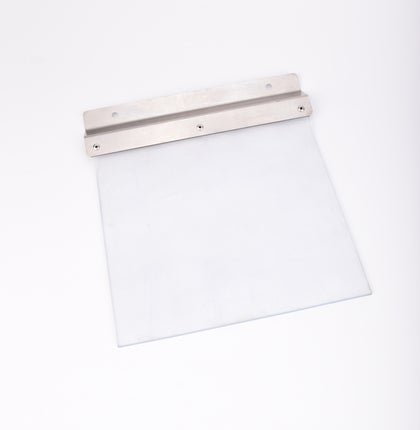 Rektangulär genomskinlig plastskiva med metallfäste och tre skruvar, samt två monteringshål.