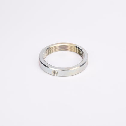 Metallisk gängad spännmutter med skruvhål.