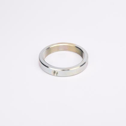 Metallisk gängad spännmutter med skruvhål.