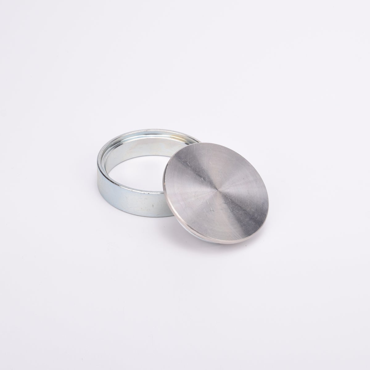Metallring med tillhörande rund bricka.