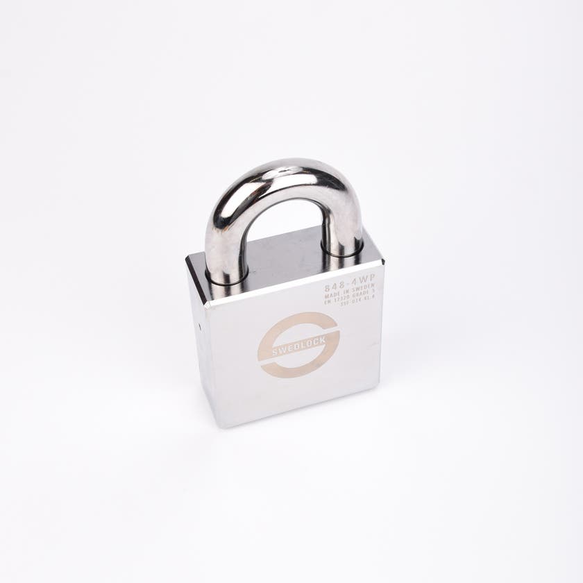 Silverfärgat hänglås med rektangulär kropp och rund bygel.