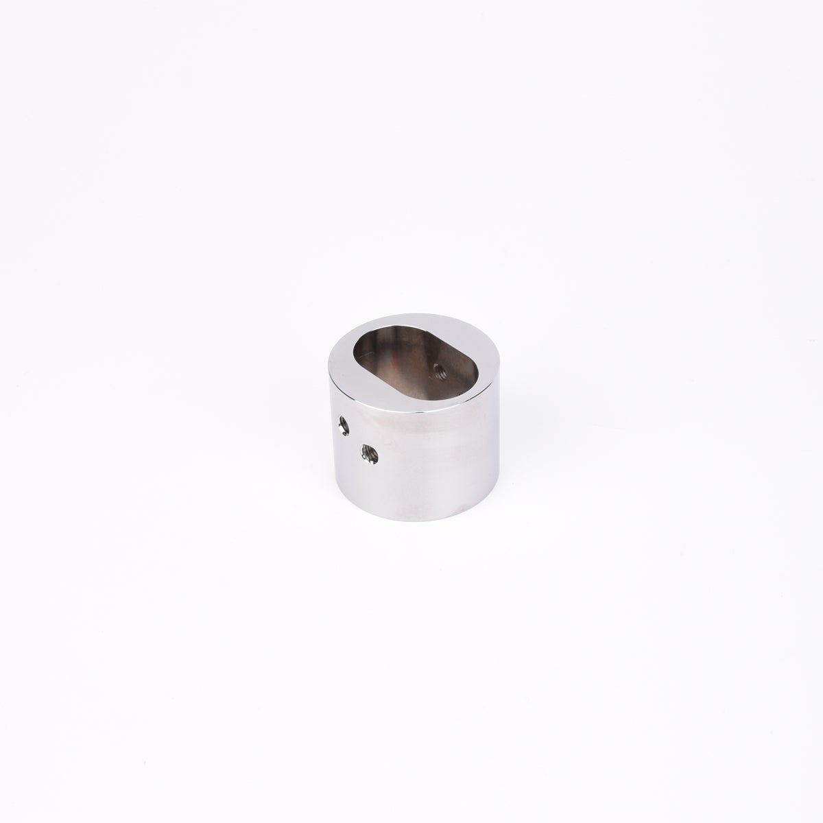 Cylindrisk metallkomponent med ett ovalt hål i mitten.