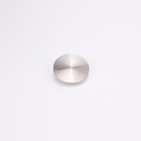 Runt entrélock i borstat rostfritt stål med platt ovansida.