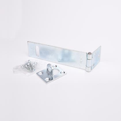 Metallbeslag med gångjärn, fyrkantig platta med ögla och fyra hål, samt medföljande skruvpåse.