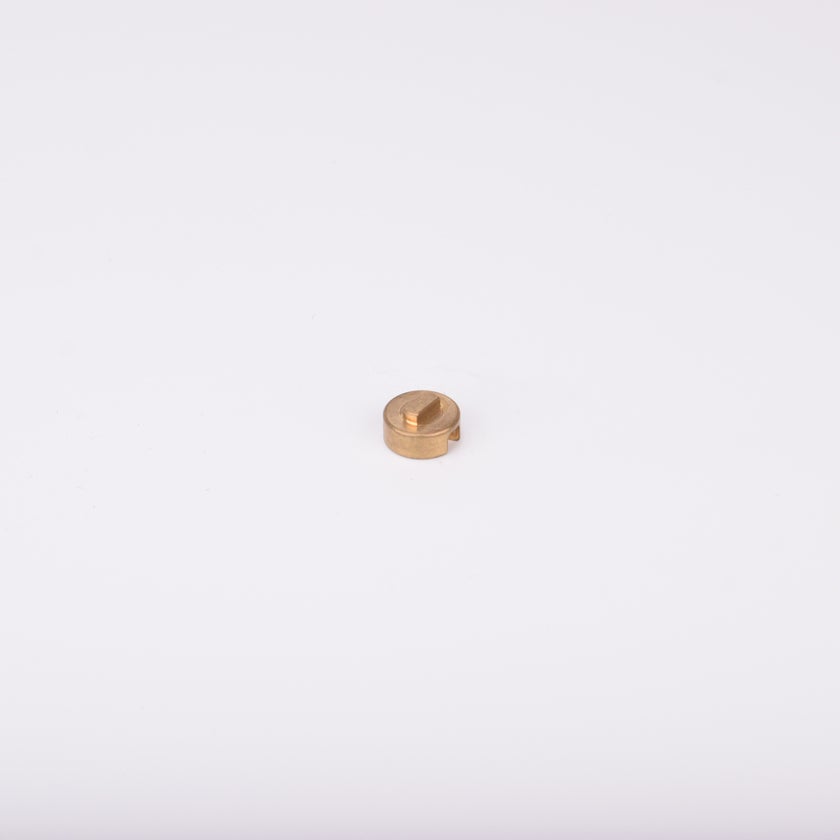 Liten rund adapter i metall med upphöjd rektangulär sektion på ovansidan.
