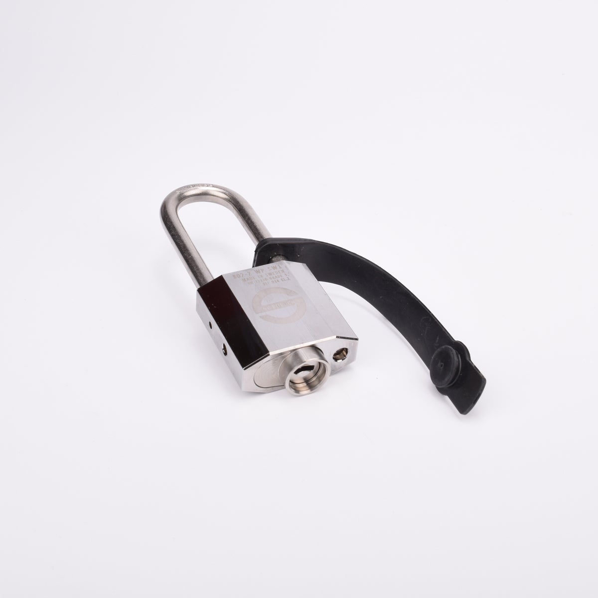 Silverfärgat hänglås med rektangulär kropp och rund bygel. En svart gummirem hänger från hänglåsets bygel.