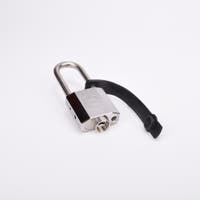 Silverfärgat hänglås med rektangulär kropp och rund bygel. En svart gummirem hänger från hänglåsets bygel.