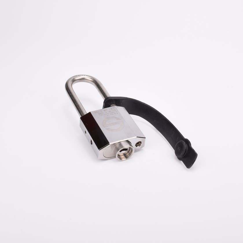 Silverfärgat hänglås med rektangulär kropp och rund bygel. En svart gummirem hänger från hänglåsets bygel.