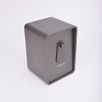 Grått fasadnyckelskåp i metall med rundade hörn och vridbar skyddskåpa.