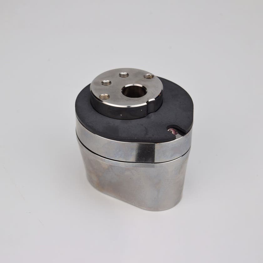 Silverfärgad metallkropp med rundad bas och flera hål på ovansidan.