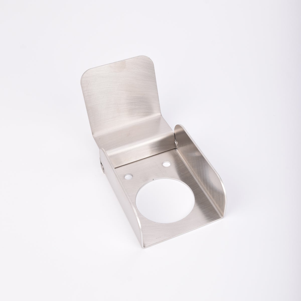 Väggmonterad väderskydd i rostfritt stål med cirkulärt urtag och två skruvhål, avsedd för cylinderformad produkt.