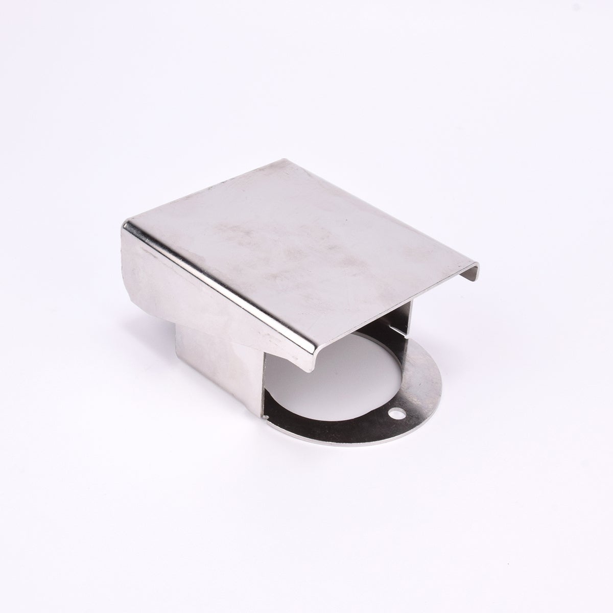 Väderskydd format i en rektangel i rostfritt stål med blank yta och rund öppning i botten.