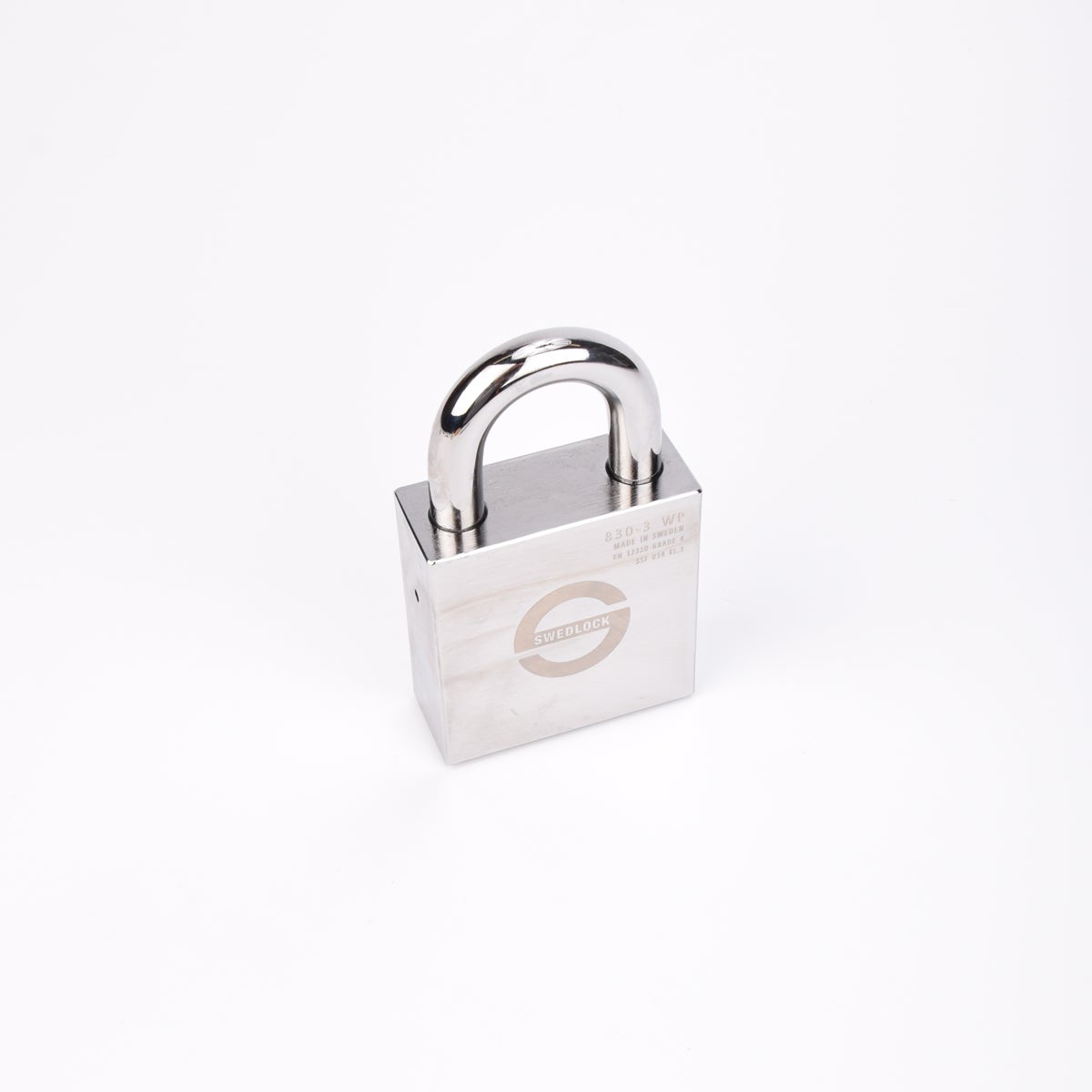 Silverfärgat Svedlock‑hänglås i metall med rund, robust bygel och graverad märkning på framsidan.