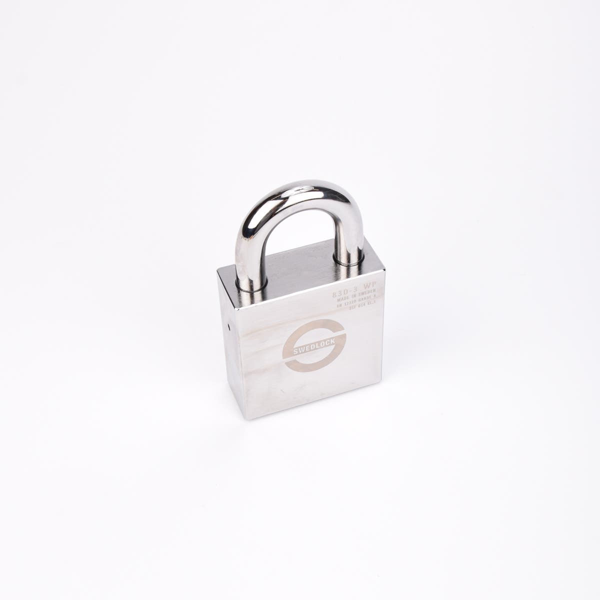 Silverfärgat Svedlock‑hänglås i metall med rund, robust bygel och graverad märkning på framsidan.