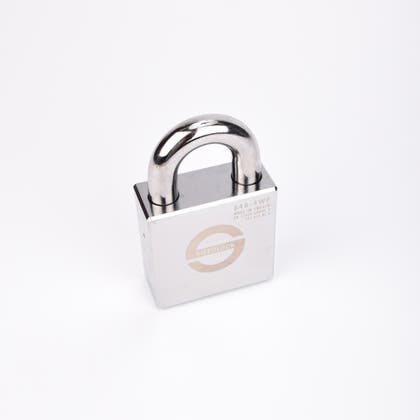 Silverfärgat hänglås med rektangulär kropp och rund bygel.