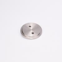 Metallisk, cirkulärt täcklock med slät, reflekterande yta och två jämnt placerade hål nära mitten.