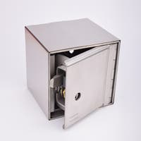 Stålgrå fasadnyckelskåp med delvis öppen lucka som visar låsmekanismen inuti.