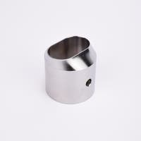 Cylindrisk utfyllnadsadapter i silverfärgad metall med sendskuren topp som bildare en oval öppning.