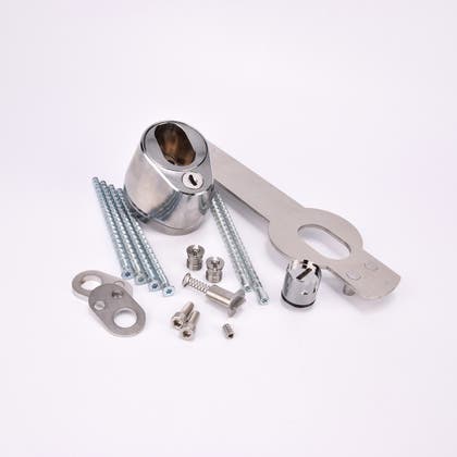 Droppformad låscylinder med ovalt urtag, samt nyckelhål och monteringssats med metallkomponenter för montering, inklusive skruvar, muttrar och brickor.