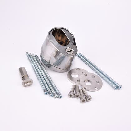 Uppsättning metallkomponenter inklusive blank duo city del, långa skruvar, runda plattor med hål samt mindre skruvar och bultar.