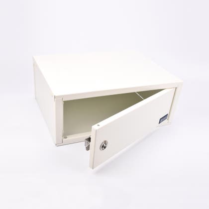Vit rektangulär metallbox med öppen dörr och tom insida, dörren har ett låsbeslag på höger sida.