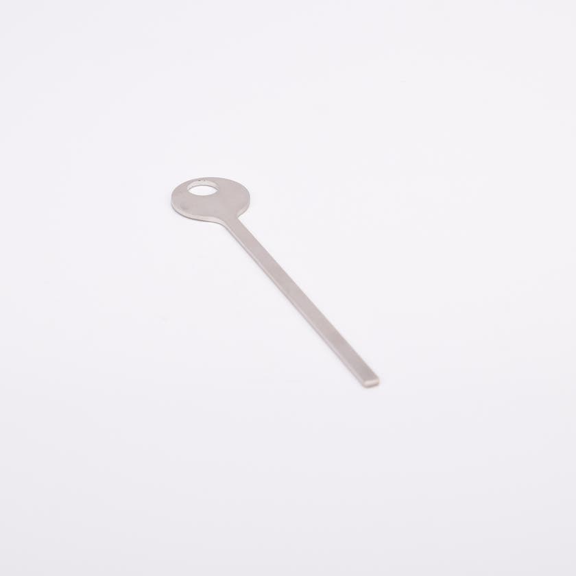 Metalliskt serviceverktyg med runt huvud och smalt skaft.