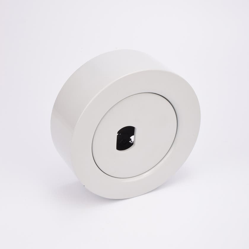 Vit rund nyckelförvaring med en öppning i mitten.