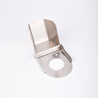 Väderskydd med rektangulär bas och vinklad ovansida med ett cirkulärt hål.