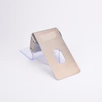 Väderskydd med rektangulär bas och vinklad ovansida med ett cirkulärt hål.