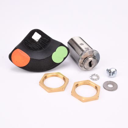 Låscylinderkit med cylinder, mässingsmuttrar, plastdel med färgmarkeringar, skruv, bricka och låsbricka.