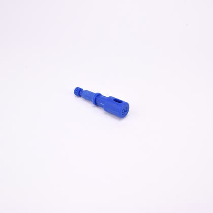 Blå användarpegg med cylindrisk form och flera sektioner med olika diameter. Ena änden är ihålig med ett avlångt spår, medan den motsatta änden har en räfflad yta.