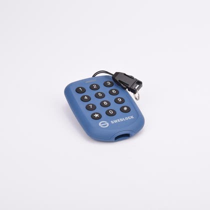 Blå elektronisk nyckelaktiveringsdosa med numeriskt tangentbord.