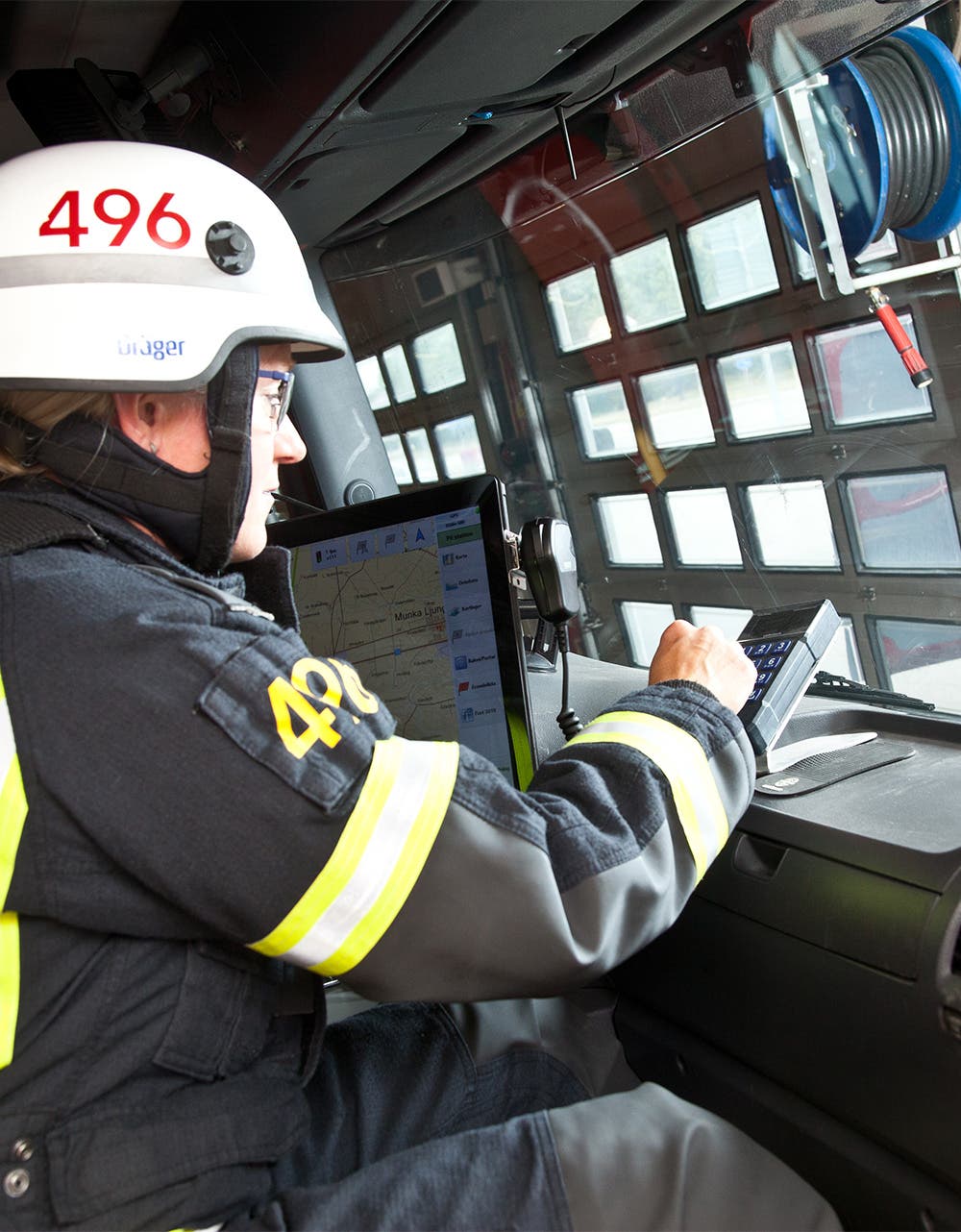 En brannmann som bruker en datamaskin for å oppdatere nøkkelen og gi den tilgang