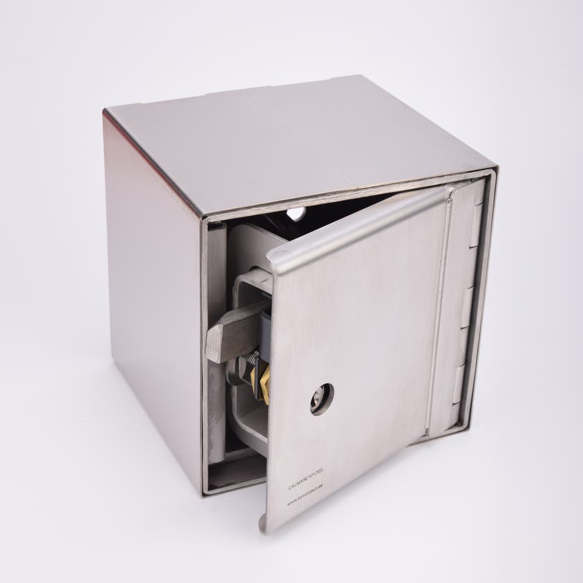 Stålgrå fasadnyckelskåp med delvis öppen lucka som visar låsmekanismen inuti.
