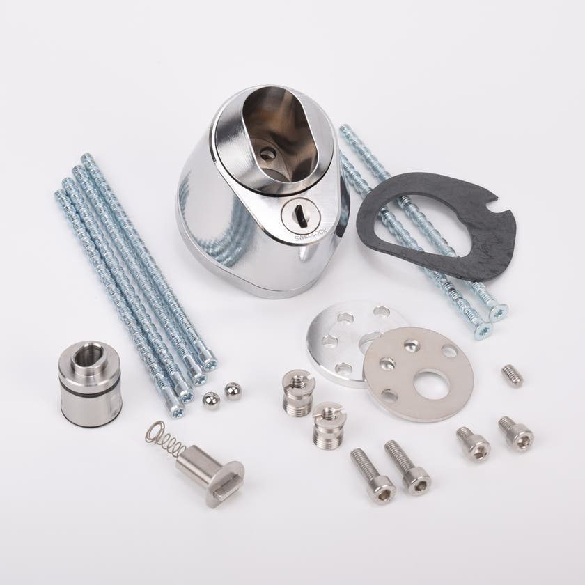 Närbild av ett silverfärgat säkerhetslås med två nyckelhål, placerade ovanför varandra.