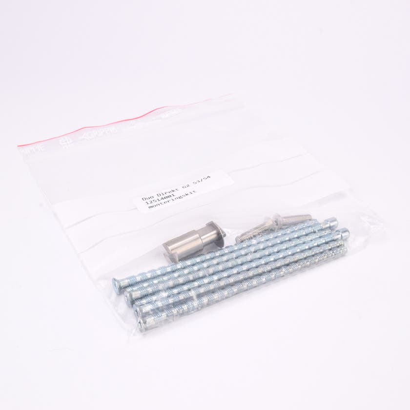 Monteringssats bestående av brickor och skruvar som ligger i en plastpåse.