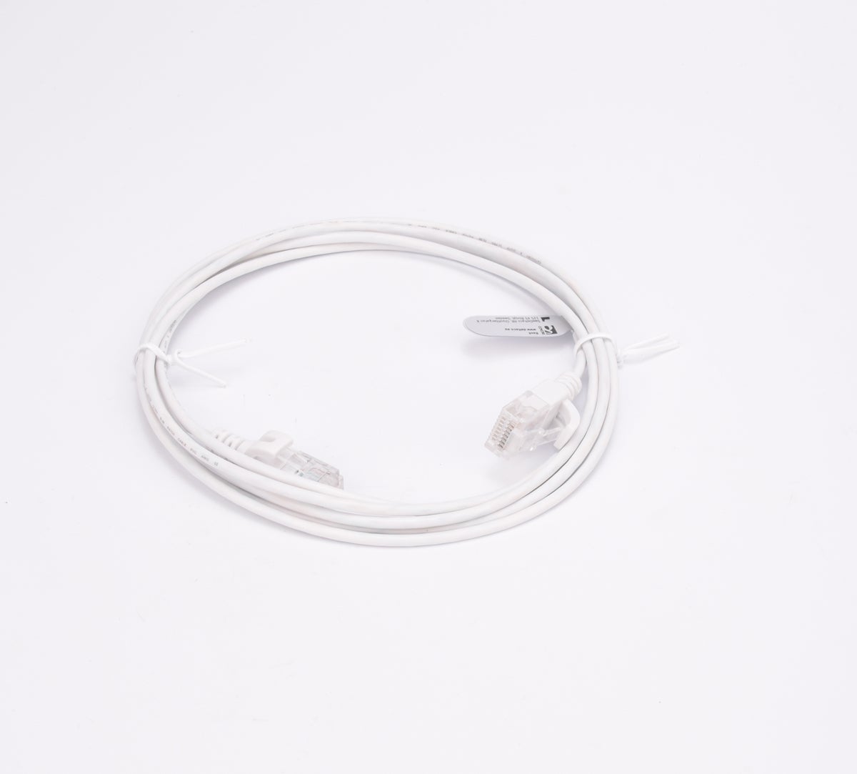 Vit ihoprullad nätverkskabel med kontakter i ändarna.
