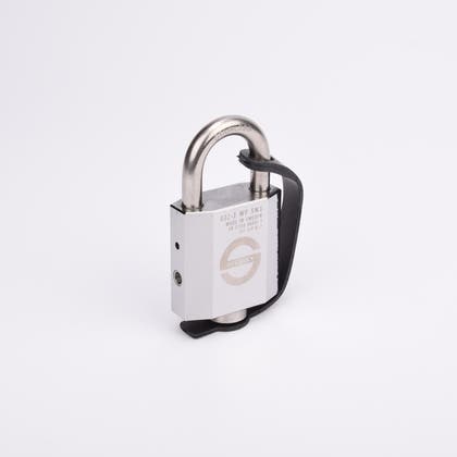 Silverfärgat hänglås med rektangulär kropp och rund bygel. En svart gummirem är fäst från hänglåsets nedre del till bygeln.